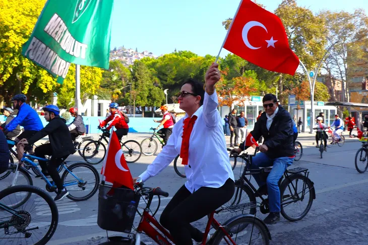 Kocaeli İzmit’te bisikletlilerden renkli kortej